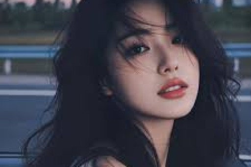 热搜上顶流男明星的八卦好无聊。